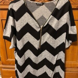 BloomChic Women's Chevron Zip Front Batwing Top - Black & Gray